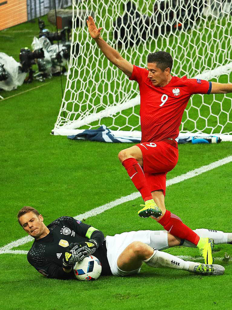Manuel Neuer ist vor Robert Lewandowski am Ball