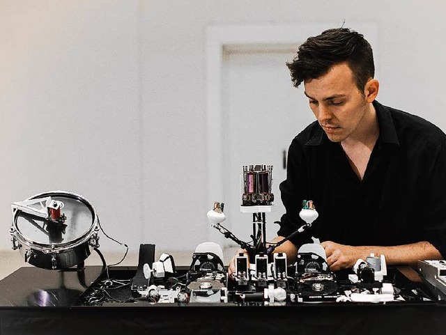 Moritz Simon Geist und seine Roboter t...t &#8222;Zeitverschwendung&#8220; auf.  | Foto: Campesino