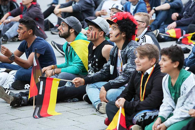 Wenig zu Jubeln gab es fr diese Fans am Donnerstagabend auf dem Rathausplatz.  | Foto: Christoph Breithaupt