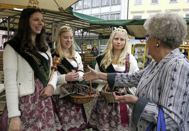 Die Kaisersthler Kirschenhoheiten ver...cher des Wochenmarkts mit Kostproben.   | Foto: Lena Kaltenbach