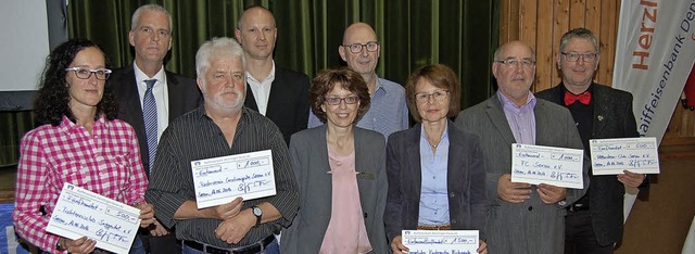 10&#8197;000 Euro fr Vereine und geme...iffeisenbank Denzlingen-Sexau Schecks.  | Foto: Christian Ringwald