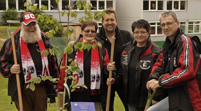 Die Vorstandsmitglieder (von links) Ge...er und Joachim Kaiser bei der Aktion.   | Foto: Pichler