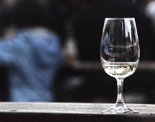 Die Winzer erklren  genau, welcher Wein im Glas ist.   | Foto: Felix Lieschke