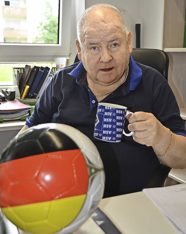 Mit Ball und HSV-Becher: Jrn Ltjens in seinem Bro   | Foto: Ralf Dorweiler