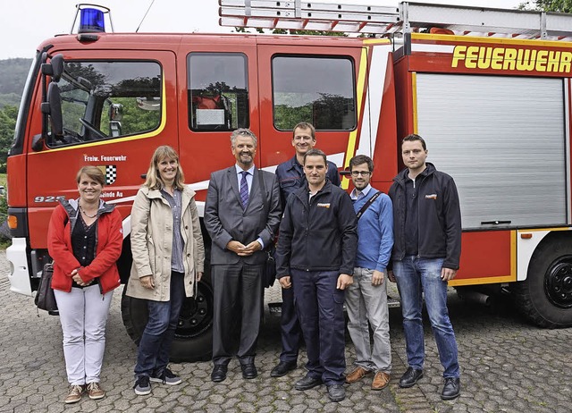 Gernot Erler (Dritter von links) besuc...nd dem Kreis auch die Auer Feuerwehr.   | Foto: Julius Steckmeister