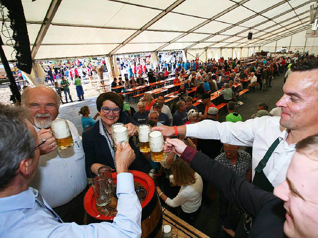 Nach dem geglcktem Fassanstich prosten sich Brgermeister Erik Weide (weies Hemd), Charlotte Schubnell, Gerold Eichhorn und zwei Vertreter der Ulmer-Brauerei (links und rechts vorne) auf die Festerffnung zu.