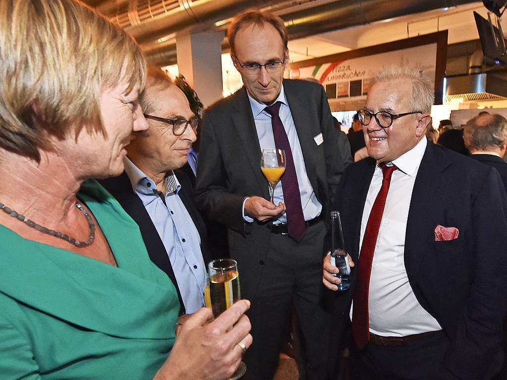 Edith Sitzmann, ihr Ehemann Joachim Wernet mit dem Freiburger Baubrgermeister Martin Haag und SC-Prsident Fritz Keller.