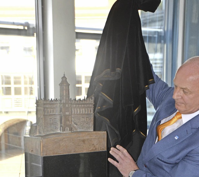 Brgermeister Marek Bronkowski (rechts... an Fachbereichsleiter Hans-Jrg Jenne  | Foto: Marius Alexander