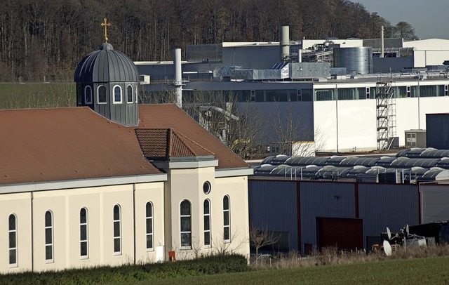 Piett im Industriegebiet? Kirche der ...hengemeinde in Kirchardt bei Heilbronn  | Foto: Hans Georg Frank