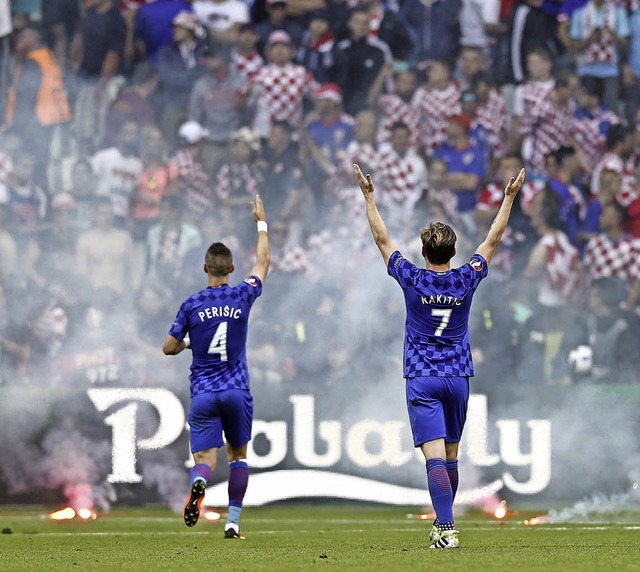 Kroatische Spieler fordern ihre Fans auf, das Feuerwerk zu beenden.   | Foto: dpa