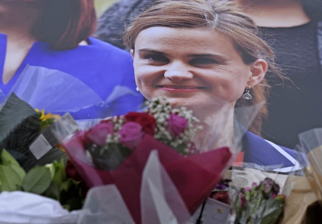 Blumen vor einem Bildnis der getteten Labour-Abgeordneten Jo Cox.   | Foto: AFP