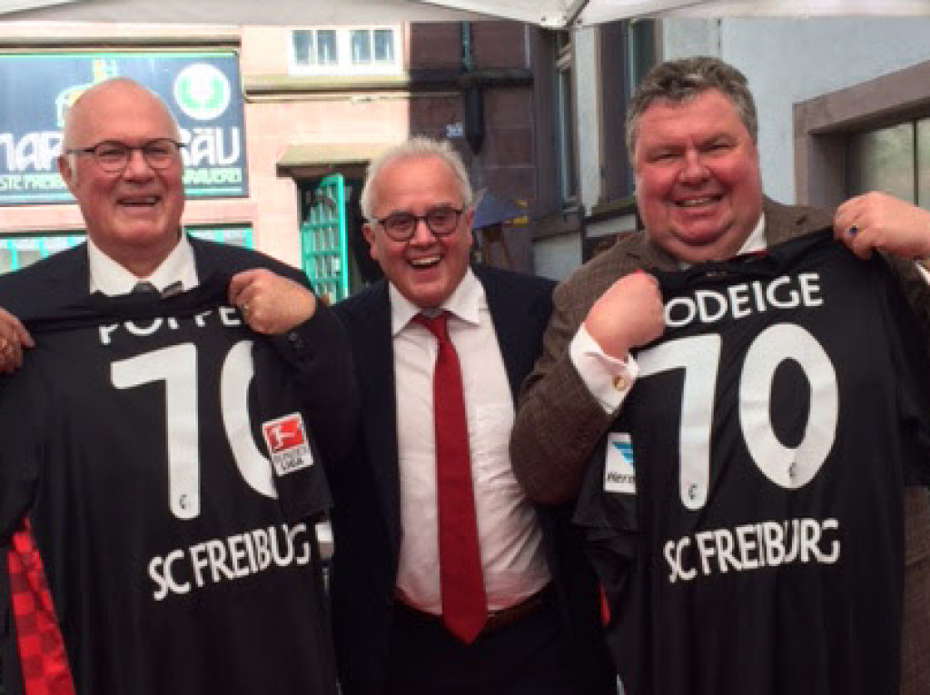 SC-Prsident Fritz Keller hat Trikots fr die erste Liga der BZ mitgebracht.
