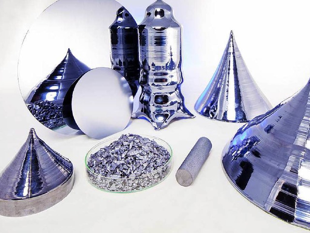 Siliziumkristalle:  Ausgangsmaterial, Kristalle und daraus gefertigte Scheiben.  | Foto: Kurt Fuchs