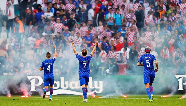 Kroatische Spieler versuchen, einige C...n im Fanblock zur Vernunft zu bringen.  | Foto: dpa