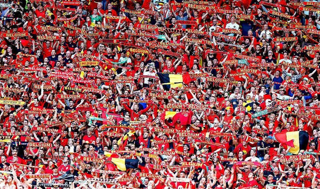 Hatten Grund zum Feiern: Belgische Fans in Bordeaux.  | Foto: dpa