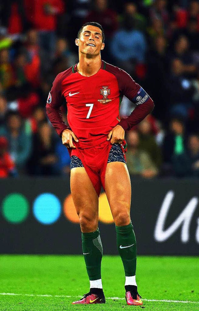 Elfmeter verschossen, aber das Beinkle...Portugals Superstar Cristiano Ronaldo.  | Foto: dpa