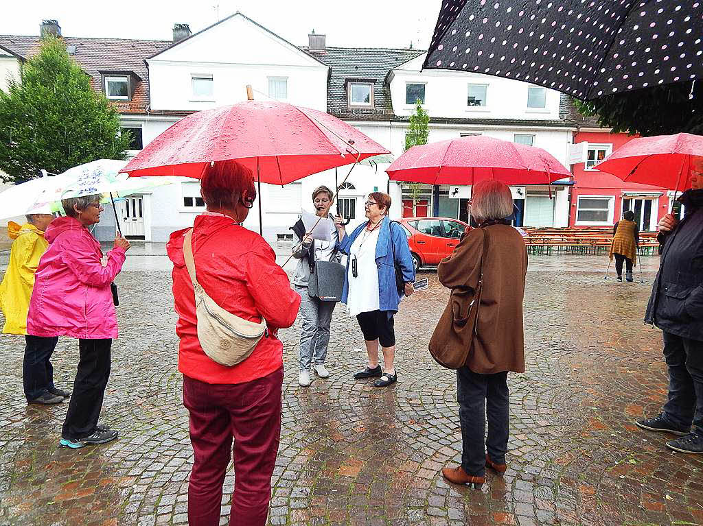Stadtfhrung mit Schirm in Rheinfelden