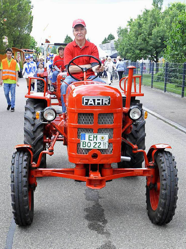 Heit so wie er es seit Jahrzehnten tut - Fahr-Traktor bei der Parade