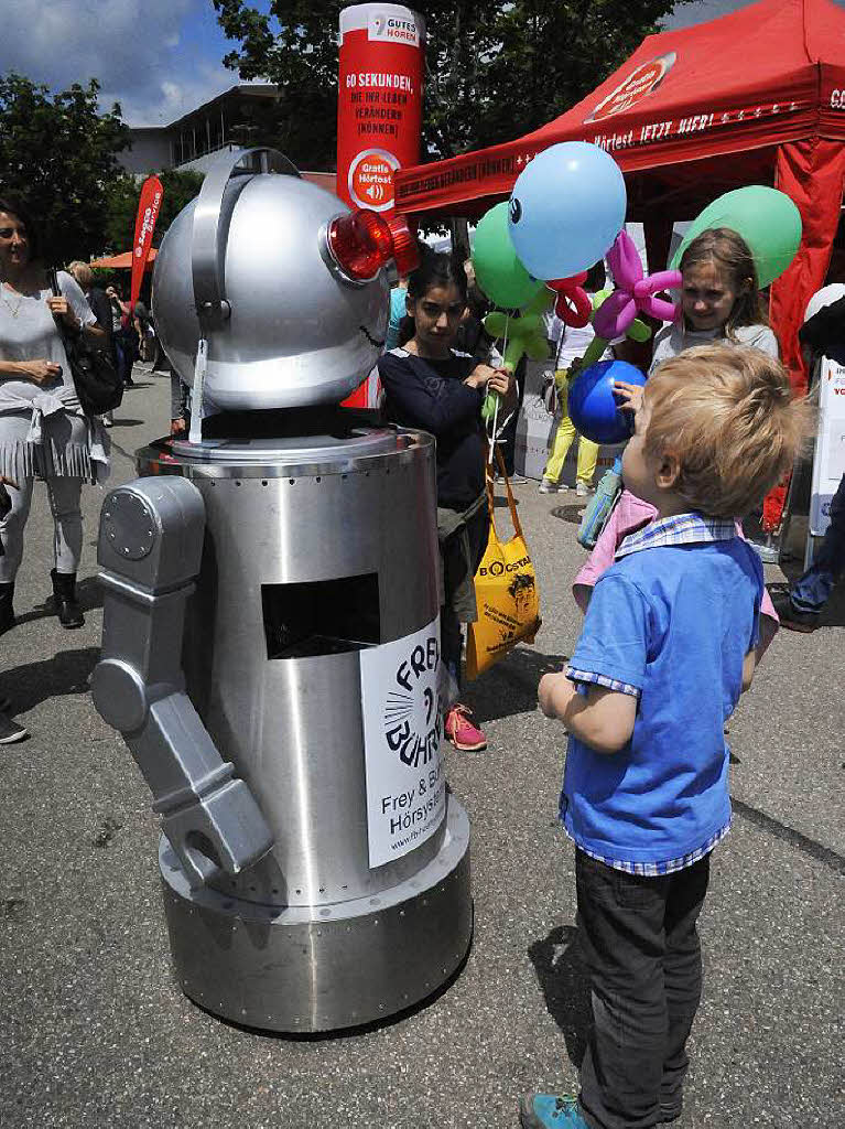Der quasselnde Roboter faszinierte nicht nur kleine Messebesucher