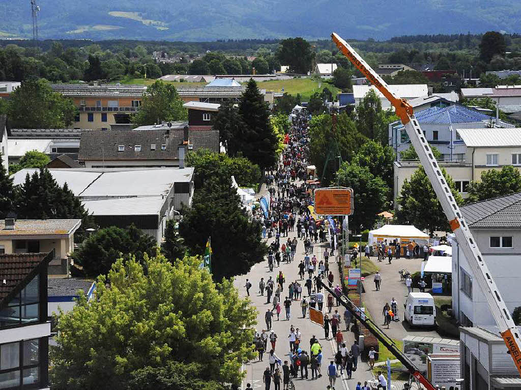 Leistungsschau Emmendingen 2016: Blick aus der luftigen Hhe eines Krans.