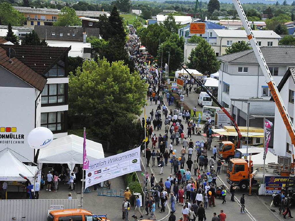 Leistungsschau Emmendingen 2016: Blick aus der luftigen Hhe eines Krans.