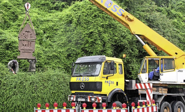 Per Autokran schwebte der Gedenkstein an seinen neuen Standort.   | Foto: Ruth Seitz