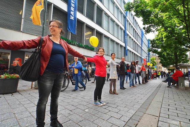 Menschenkette gegen Rassismus und fr Menschenrechte in Lrrach.   | Foto: Barbara Ruda