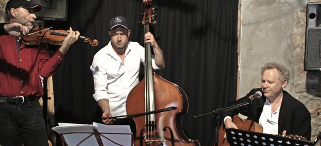 Bitte einsteigen: Das String-Trio hat  zur musikalischen Weltreise eingeladen.   | Foto: Jrn Kerckhoff