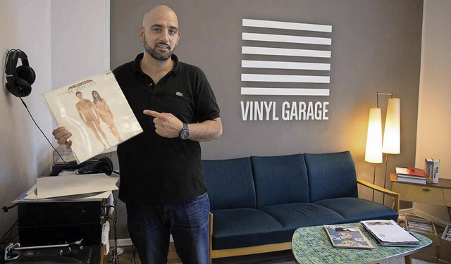 Claudio Esposito in der Vinyl Garage, seinem ersten Ziel in Mnchengladbach.   | Foto:   Philipp Hesse