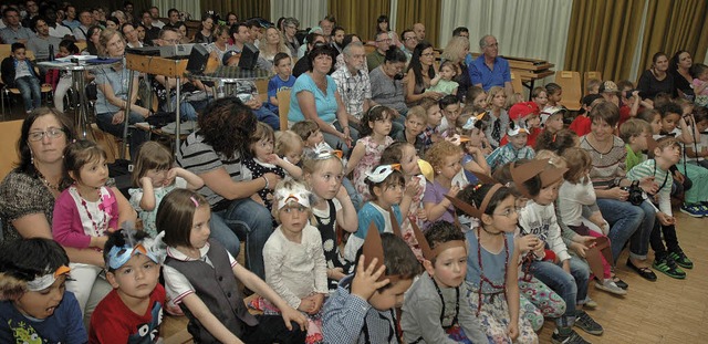 Gespannt folgten die Kinder den Festak...nleiterin Sabine Kolibaba anschnitten.  | Foto: OUNAS-KRUSEL