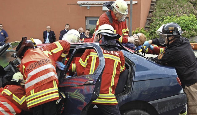 In einer Schnellrettung wurde  Wehrkam...in 16 Minuten aus dem  Auto geborgen.   | Foto: Melanie Dramac