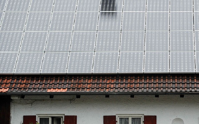 Wie viele Solarzellen aufs Dach drfen...e Mahlberger Gemeinderte diskutiert.   | Foto: dpa