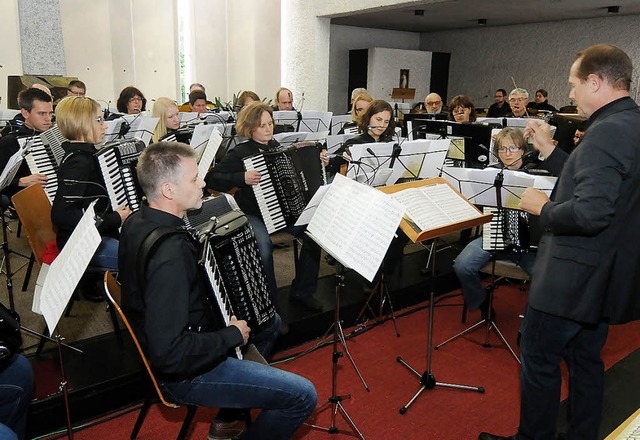 Die Musiker des ACO unter der Leitung ...drauen in die Pfarrkirche umgezogen.   | Foto: Wolfgang Knstle