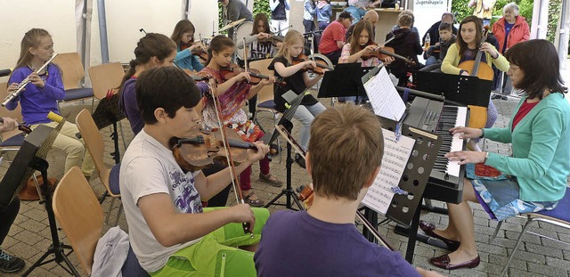 Das Vororchester des Jugendmusikschule...snachmittag. Rechts: Alexandra Stumpf.  | Foto: Eva Korinth