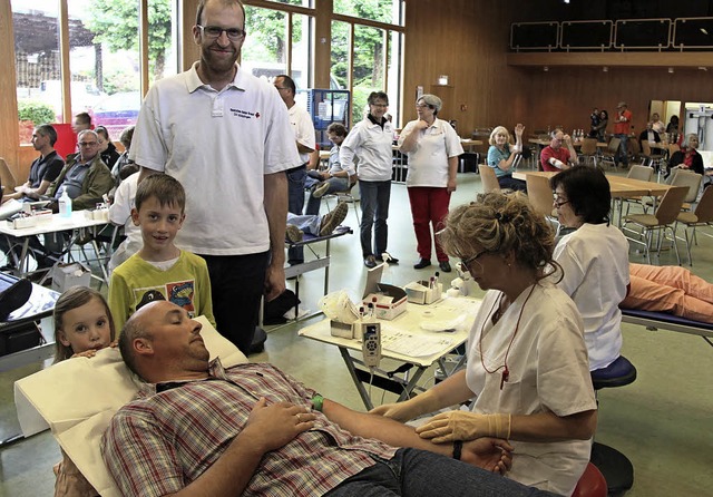 ber die gut besuchte  Blutspendeaktio...er Simon Glockner vom DRK-Ortsverein.   | Foto: horst david