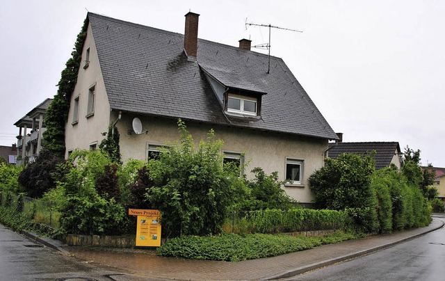Dieses Eckgrundstck in Hugstetten sol...m Mehrfamilienhaus mit zehn Wohnungen.  | Foto: manfred frietsch