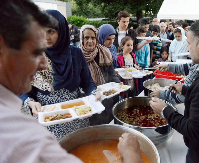 Gemeinsam essen und zusammensitzen: Di... ihre Moschee im Industriegebiet Nord.  | Foto: Rita Eggstein