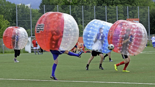 Eine lustige Fuball-Variante: Bubble Soccer  | Foto: rita eggstein