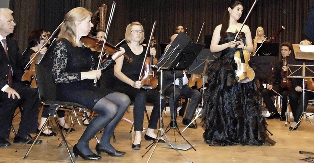 Der Orchesterverein Bad Sckingen gab ...Solisten war Aloisia Dauer (Violine).   | Foto: Michael Gottstein