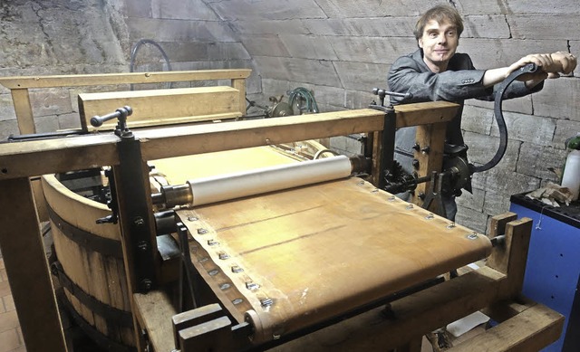 Martin Kluge kurbelt an der originalge...nachgebauten Papiermaschine von 1799.   | Foto: Roswitha Frey