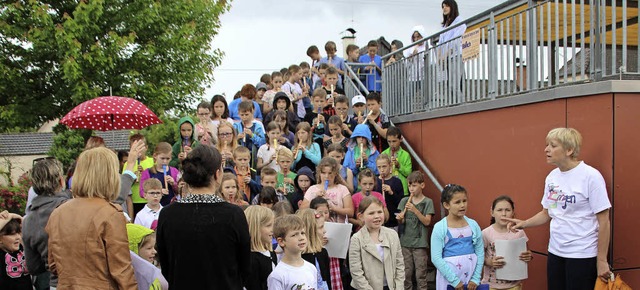 Singing in the Rain gab es passend zum Wetter beim Egringer Schulfest.  | Foto: Reinhard Cremer