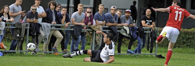 Liegend zum Aufstieg: Der Bad Krozinge...iti trifft in der 88. Minute zum 3:1.   | Foto: Keller