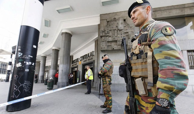 Belgische Soldaten bewachen den Brssler Hauptbahnhof.  | Foto: dpa