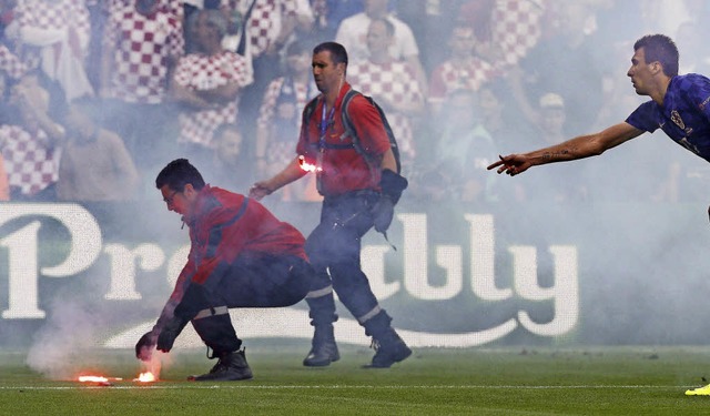 Nur nicht die Finger verbrennen: Kroat...skrpern  bestimmt kluge  Anweisungen.  | Foto: dpa