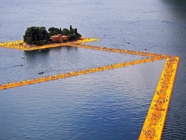 Mit Christo auf den Spuren Christi: Me...n wandeln ber den Lago d&#8217;Iseo.   | Foto: dpa