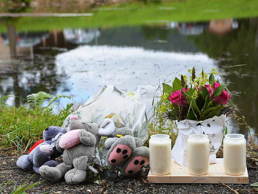Kinder ertrinken im Teich ein Dorf steht unter Schock Panorama