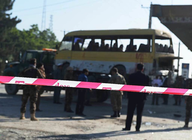 Afghanische Polizisten sperren eine St...erheitsmitarbeitern  hochgegangen ist.  | Foto: AFP