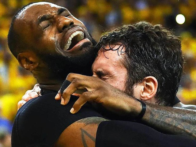Groe Emotionen bei den Cavaliers: LeBron James und Kevin Love im Jubeltaumel.  | Foto: AFP