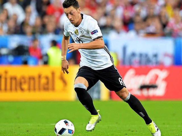 Formschwach: Mesut zil und &#8230;   | Foto: dpa