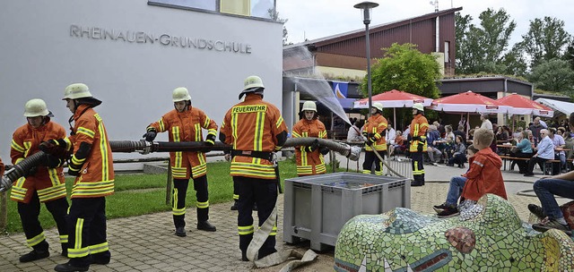 Sasbach. Die Feuerwehr Abteilung Leiselheim beim Lschangriff.  | Foto: Roland Vitt